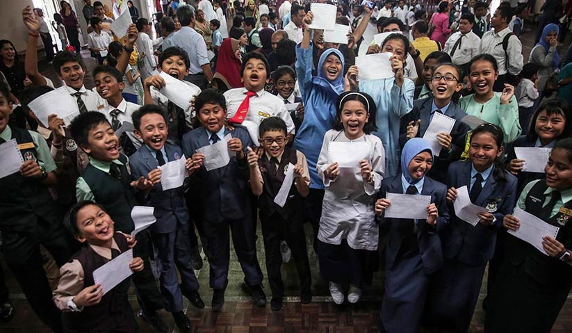 Kegembiraan dan keceriaan calon UPSR. - Gambar fail