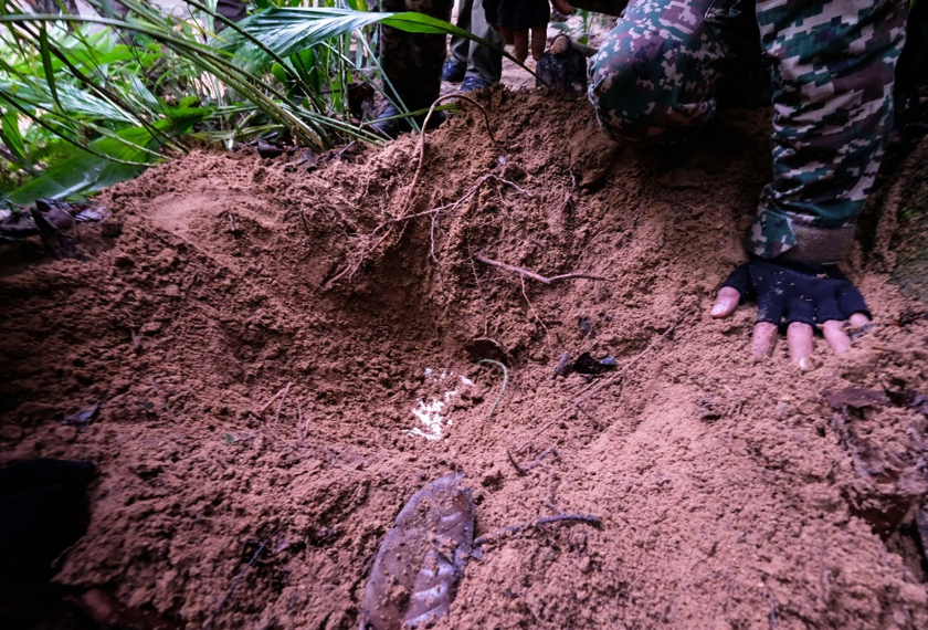 Senjata api yang ditemui tertanam. - Foto Astro AWANI/Fareez Azman
