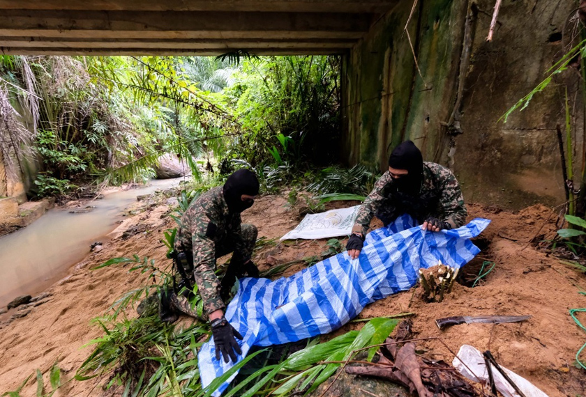 Tiga laras senjata api buatan Rusia ditemui tertanam. Foto Astro AWANI/Fareez Azman