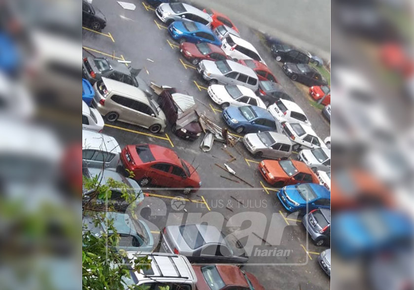 Pokok tumbang menghempap beberapa buah kenderaan di Klang, petang tadi.