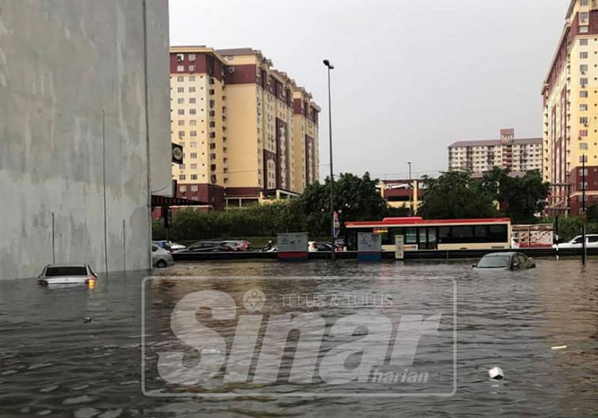 Kenderaan terkandas dan ditenggelami air berhampiran Mentari Court.