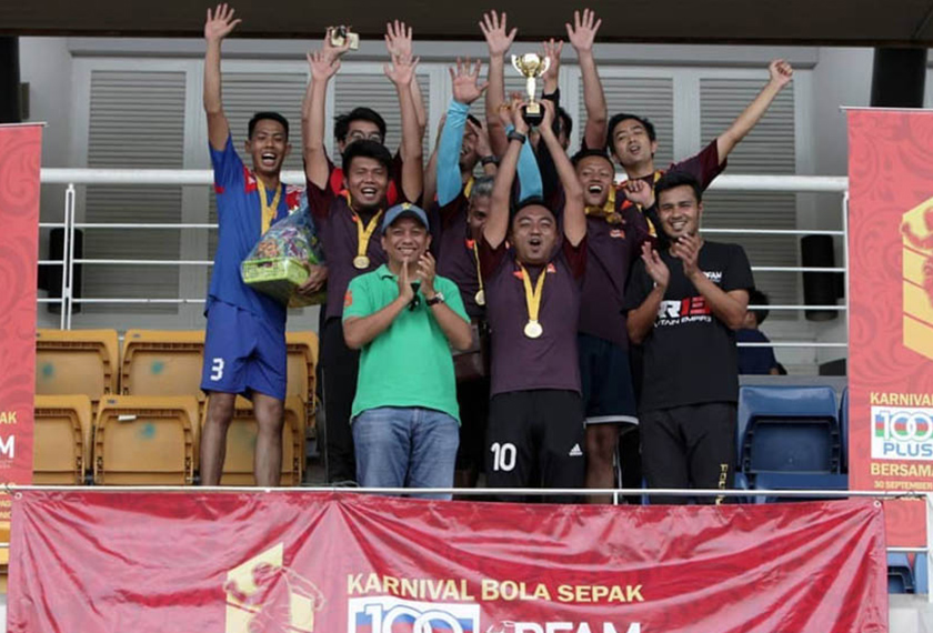 Awani FC muncul juara kategori plate Karnival Bola Sepak 100plus-PFAM Bersama Media 2018. - Gambar PFA Malaysia.
