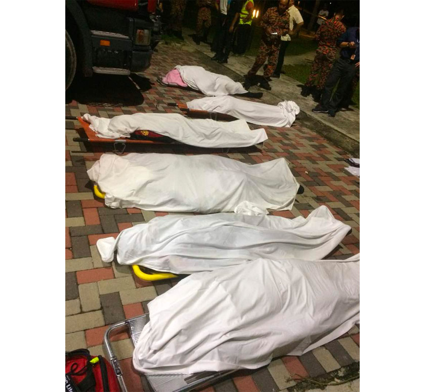Mayat enam anggota bomba terbabit yang lemas. - Foto JBPM Selangor