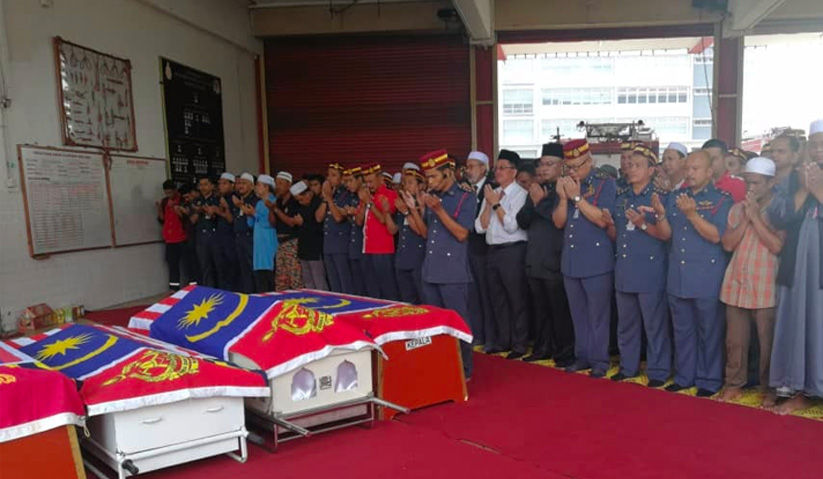 Solat jenazah dipimpin Penguasa Bomba, Kor Agama, Luqman Bin Ramli. - Astro AWANI/Hilmi Malik