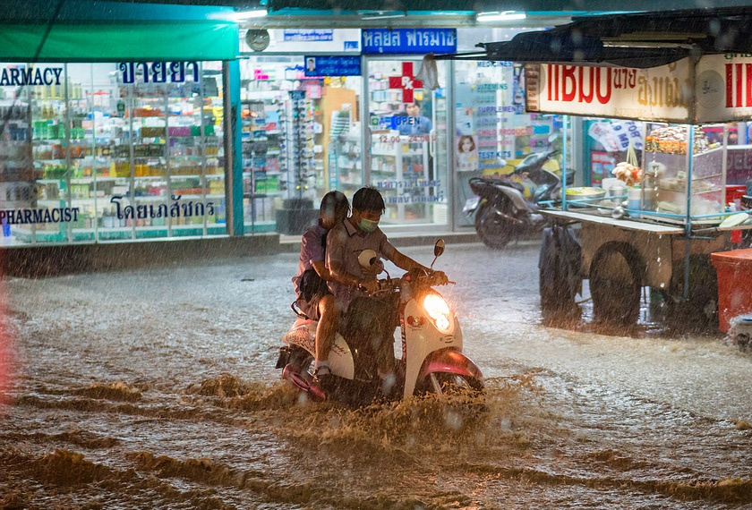 Meredah banjir atau ribut bukanlah suatu tindakan yang bijak. - Gambar fail