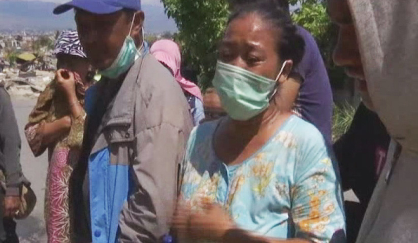 Dalam keadaan menyedihkan itu, Rudy cuba menenangkan isterinya kerana seorang lagi anak mereka masih hilang. Foto: APTN