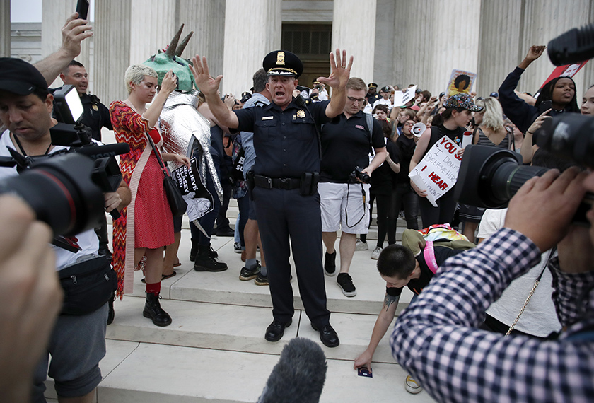 Polis bertindak mengawal keadaan ketika aktivis mengadakan protes membantah pelantikan Brett Kavanaugh di Capitol Hill, Washington, 6 Okt, 2018. (Foto AP)