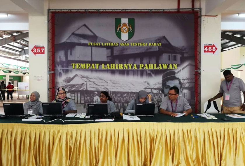 Pegawai SPR yang bertugas di Pusat Pengundian PUSASDA. - Astro AWANI / ARFA YUNUS