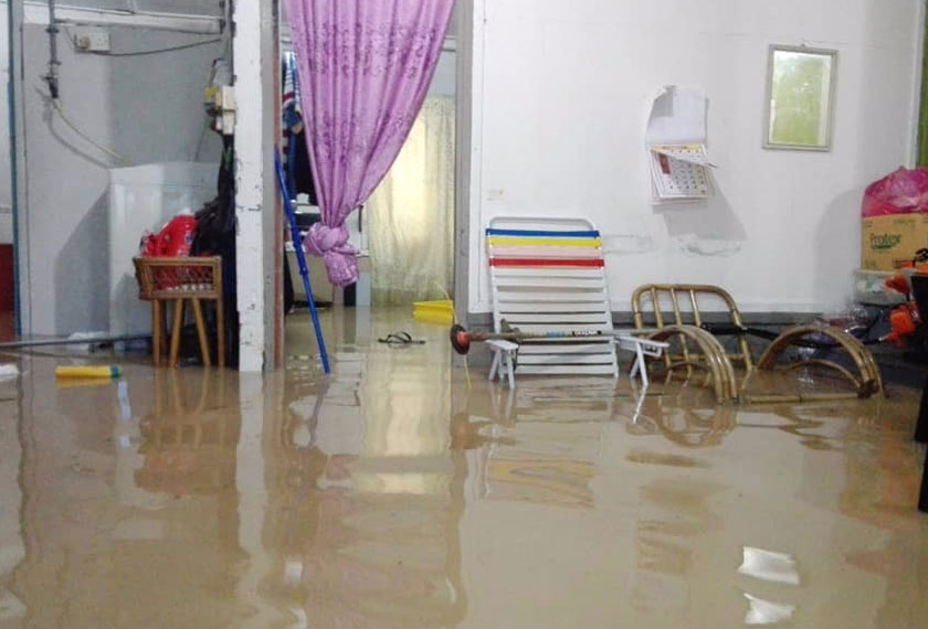 Keadaan di Rumah Seri Kenangan Johor Bahru yang dinaiki air. - Astro AWANI