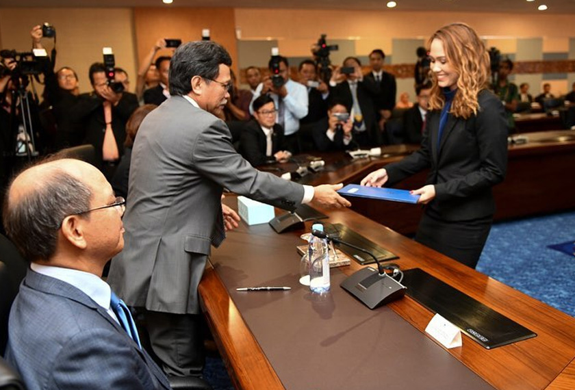 Jo-Anna Sue Henley Rampas ketika berada di majlis angkat sumpah bagi jawatan setiausaha politik kepada Ketua Menteri Sabah