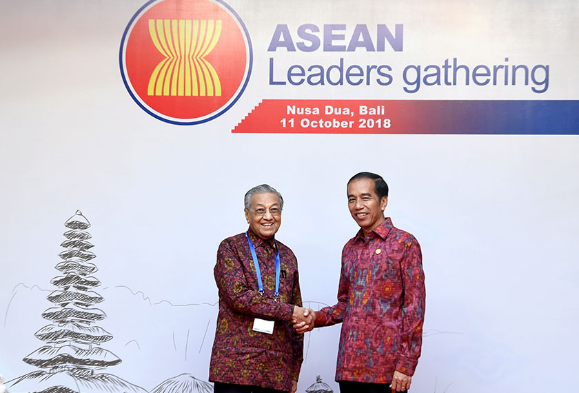 Perdana Menteri Tun Dr Mahathir Mohamad (kiri) bersalaman dengan Presiden Indonesia Joko Widodo semasa hadir pada Perhimpunan Pemimpin-pemimpin ASEAN (ALG) hari ini.