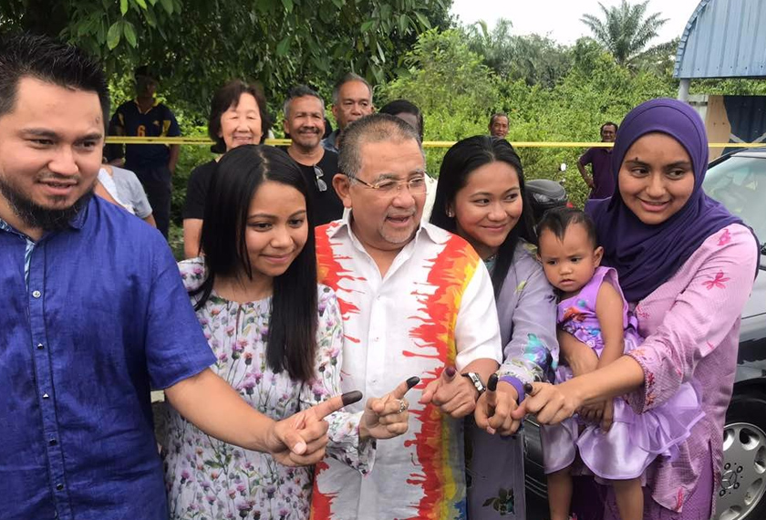 Mohd Isa hadir bersama empat anaknya di SK Linggi hari ini, kesemua mereka pengundi di kawasan Parlimen Port Dickson. Astro AWANI / SHUHADA KADIR