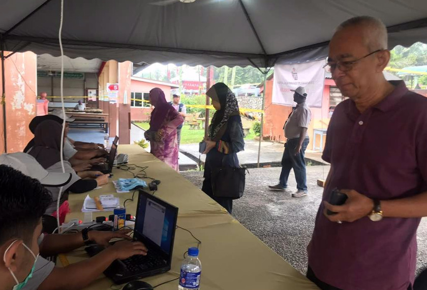 Pengundi di SK Linggi keluar awal untuk mengundi bagi mengelak kemungkinan hujan pada waktu petang. - Astro AWANI / SHUHADA KADIR