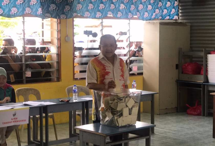 Mohd Isa mengundi di SK Linggi sementara anak-anaknya mengundi di pusat mengundi berlainan. Astro AWANI / SHUHADA KADIR