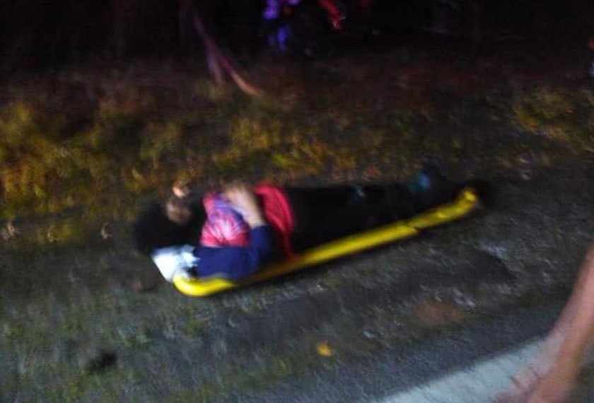 Salah seorang mangsa kemalangan bas dan lori menunggu rawatan lanjut di lokasi kejadian. - Astro AWANI 