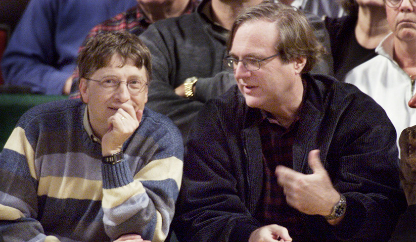 Pengasas bersama Microsoft, Bill Gates dan Paul Allen dilihat ketika menonton perlawanan NBA antara Seattle SuperSonics dan Portland Trailblazers di Arena Key pada 11 Mac 2003. - Foto Reuters/Anthony P. Bolante