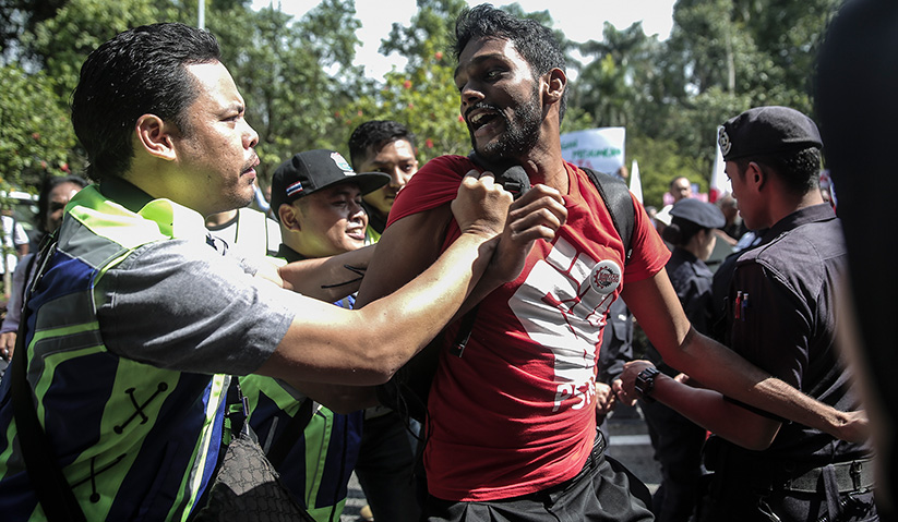 Kecoh apabila peserta himpunan tidak dibenarkan memasuki kawasan bangunan Parlimen. - Astro AWANI/Shahir Omar
