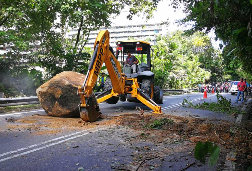BUkan sahaja tanah runtuh, bongkah batu besar seperti ini juga boleh menghempap pada bila-bila masa. - Gambar fail
