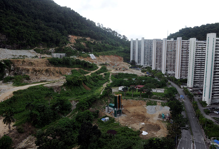 Kawasan bukit-bukau semula jadi boleh 'musnah' di tangan manusia atas nama pembangunan. - Bernama