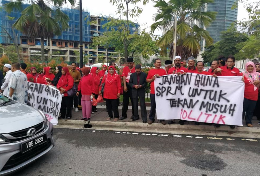 Penyokong Ahmad Zahid kelihatan berkumpul di luar kompleks sejak pagi. Astro AWANI / HILMI MALIK