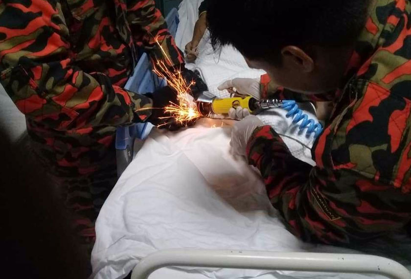 Kerja memotong besi dilakukan oleh anggota bomba menggunakan alat khas. - JBPM