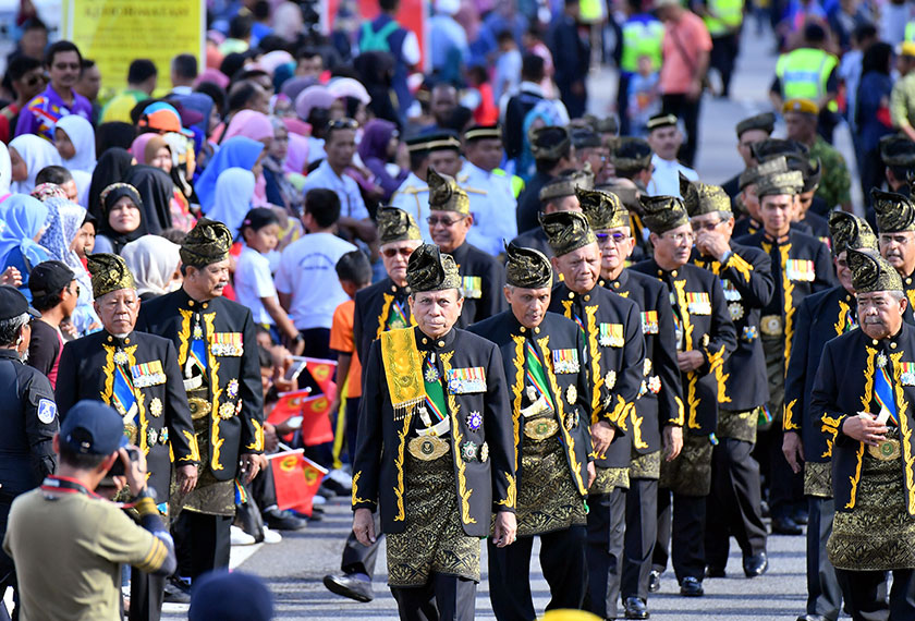 Rakyat menyaksikan perarakan gilang gemilang - Foto BERNAMA