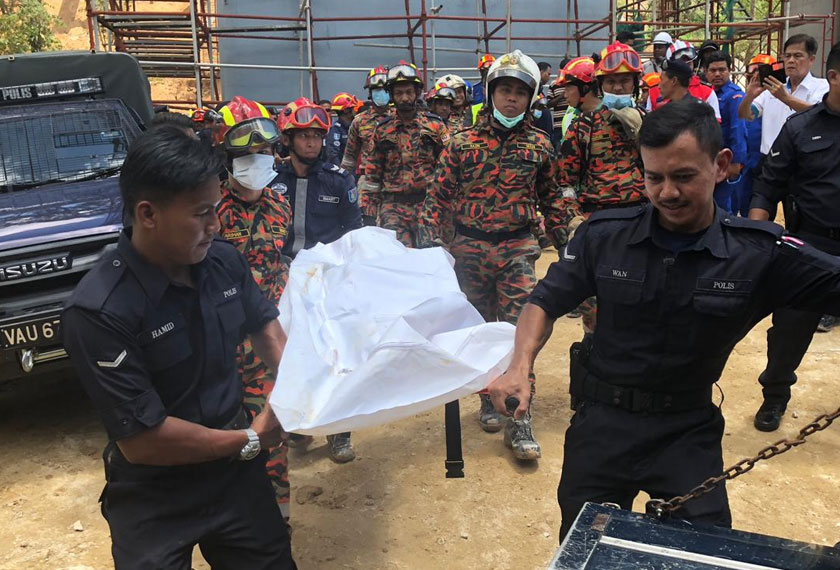 Mayat kedua dikeluarkan pada 12.50 tengah hari tadi. - Twitter/@bernamadotcom
