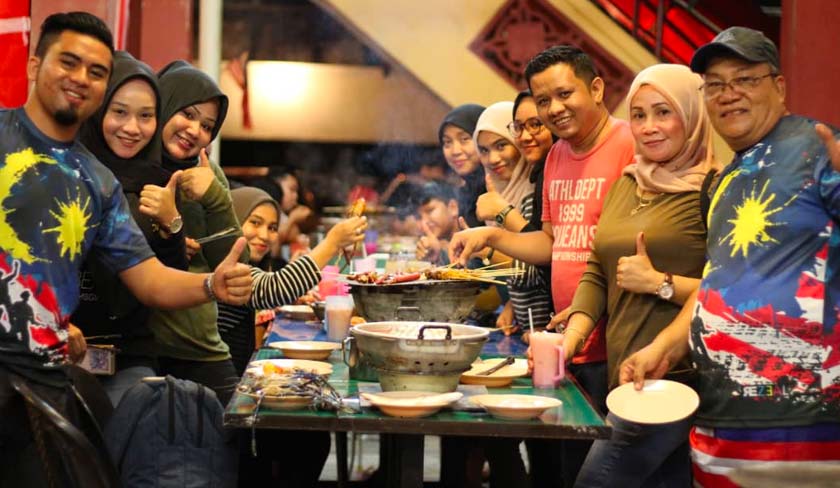 Semangat cintakan negara disematkan pada hidangan, tata rias dan juga penampilan pekerja restoran. - Astro AWANI