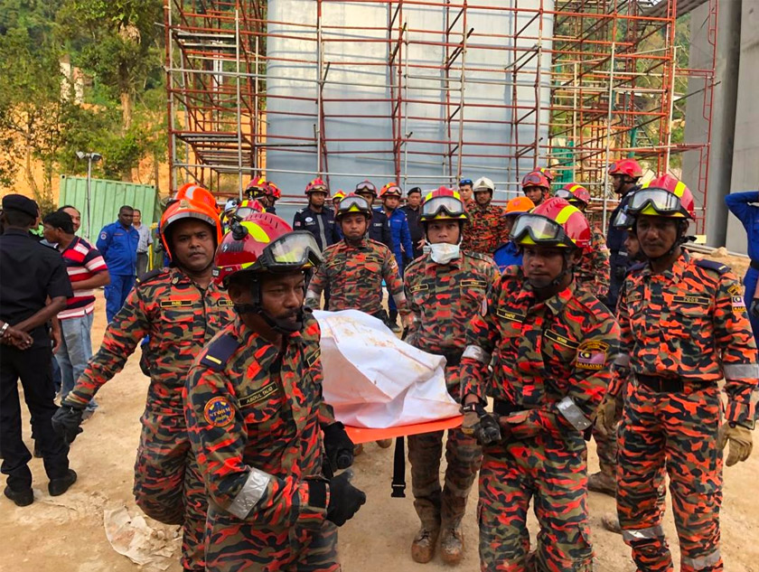 Mangsa kesembilan dibawa keluar anggota penyelamat hari ini. - Foto Astro AWANI