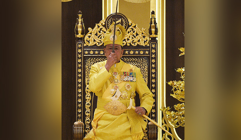 Sultan Sallehuddin Ibni Almarhum Sultan Badlishah berkenan mencium Keris Perkasa Alam sempena Istiadat Pertabalan Kebawah Duli Yang Maha Mulia Tuanku Sultan Kedah Ke-29 di Balairung Seri, Istana Anak Bukit di sini hari ini. --fotoBERNAMA