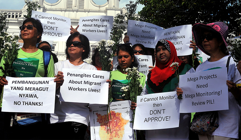 Beberapa NGO mengadakan himpunan solidariti terhadap mangsa tanah runtuh di hadapan bangunan Majlis Bandaraya Pulau Pinang, 26 Okt, 2018. --fotoBERNAMA