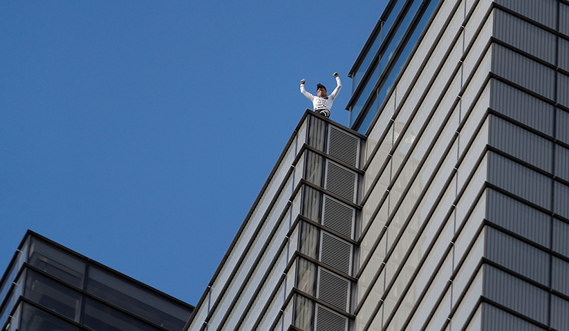 Robert, 56 tahun, hanya ambil masa sejam untuk daki hingga ke puncak menara. -Reuters