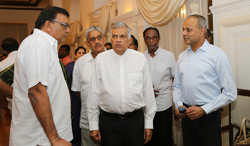 Ranil Wickremesinghe (tengah) berbincang dengan anggota parti di kediaman rasmi beliau di Colombo, Sri Lanka, 26 Okt, 2018. (Foto AP) 