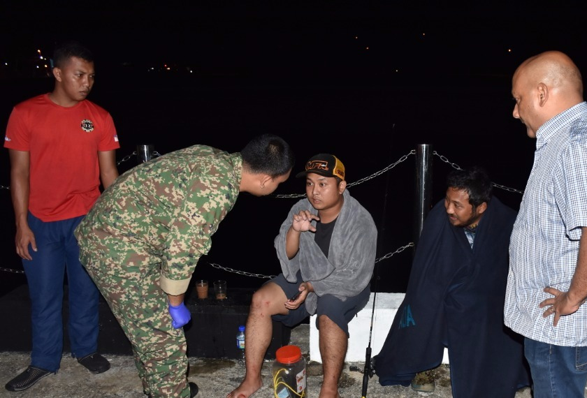 Mangsa menceritakan detik cemas insiden bot terbalik kepada anggota paramedik PM KD Mahawangsa. - TLDM 