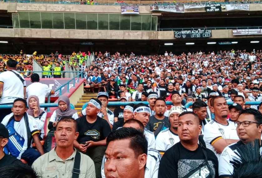 Para penyokong Terengganu setia menanti aksi pasukan mereka. - mohdizzathilmi/AwaniJR