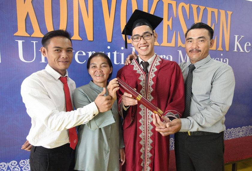 Kelvin jadi kebanggaan komuniti Penan. - CoSComm UPM