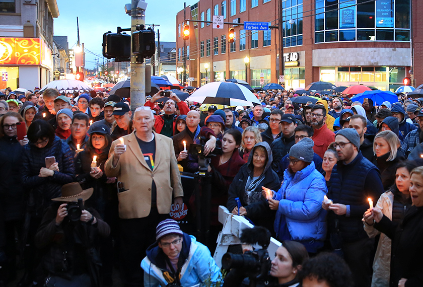 Orang ramai berkumpul meratapi kematian mangsa kejadian kes tembak di sebuah kuil Yahudi di Pittsburgh, Pennsylvania, 27 Okt, 2018. REUTERS