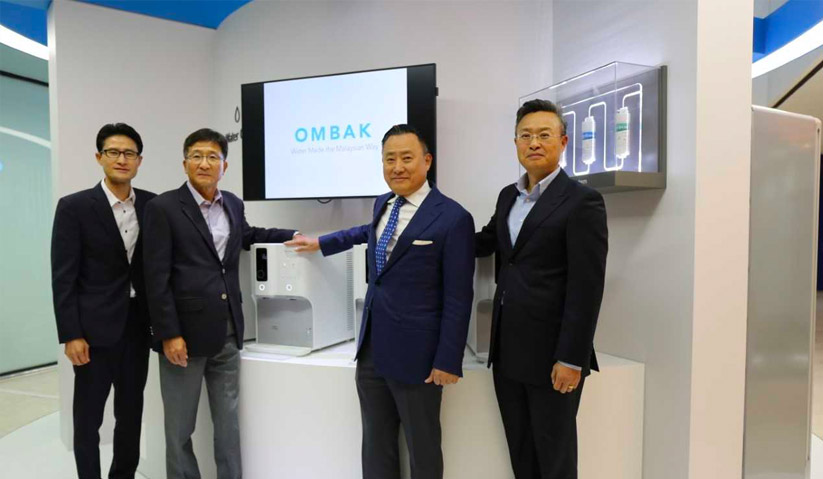 Harri (dua kanan) dan barisan pengurusan Coway Co. Ltd. memperkenalkan Ombak