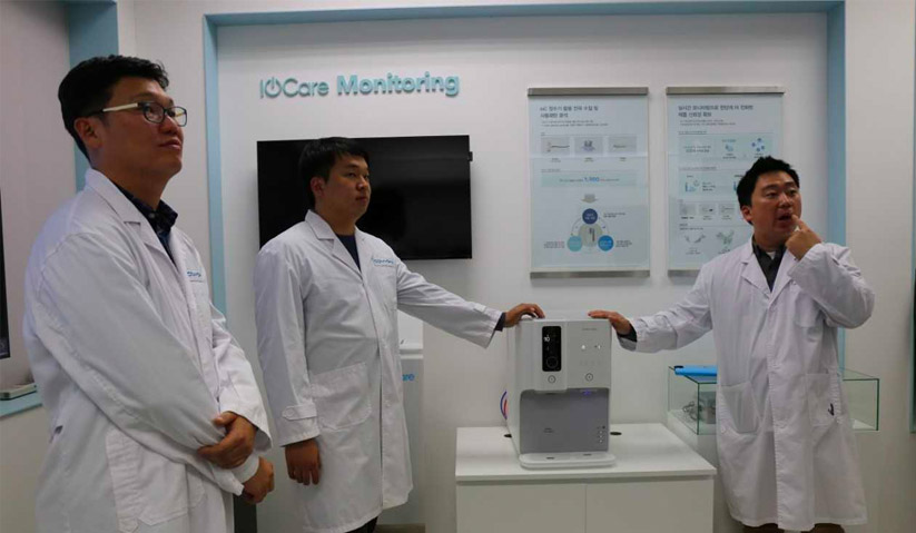 Pakar penyelidikan dan pembangunan (R&D) Coway memberi penjelasan mengenai fungsi Ombak