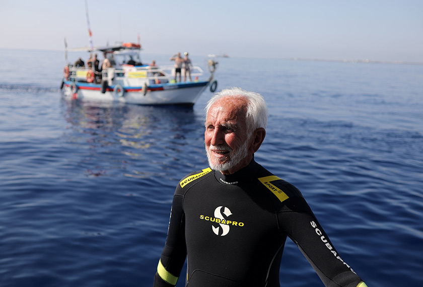 Woolley sudah 58 tahun aktif menyelam skuba, dan dia berhasrat dapat meneruskannya pada tahun akan datang. - Reuters