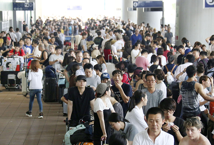 Penumpang yang terperangkap di Lapangan Terbang Antarabangsa Kansai susulan taufan Jebi menunggu perkhidmatan bas khas yang akan membawa mereka ke tempat selamat, di Izumisato. Kyodo/via REUTERS