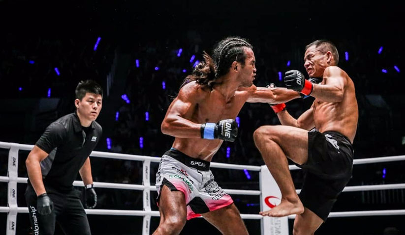 Muhammad Aiman (kiri) mengasak lawannya, Chen Lei dari China. - Foto ONE Championship