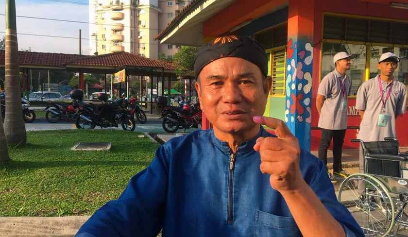Saad Morad, 65 tahun, merupakan antara pengundi paling awal di pusat mengundi SK Kampung Lindungan. - Astro AWANI/Rahimah Abdullah