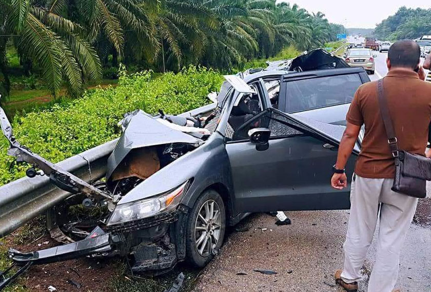 Keadaan kenderaan pelbagai guna (MPV) yang terlibat dalam kemalangan maut di Segamat. - Astro AWANI