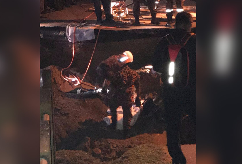 Anggota bomba mengeluarkan mangsa yang jatuh ke dalam sungai apabila jambatan runtuh. Foto ihsan polis