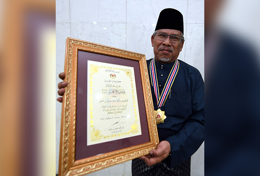 Datuk Dr Siddiq Fadzil menunjukkan Anugerah Tokoh Ma'al Hijrah 2018 yang diterima beliau pada Majlis Sambutan Ma'al Hijrah Peringkat Kebangsaan 2018/1440 Hijrah di Masjid Wilayah Persekutuan malam tadi. --fotoBERNAMA