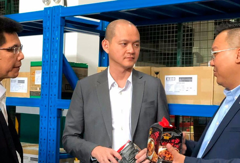 Ong Kian Ming (tengah) diberi taklimat tentang Malaysia e-Commerce Zone.