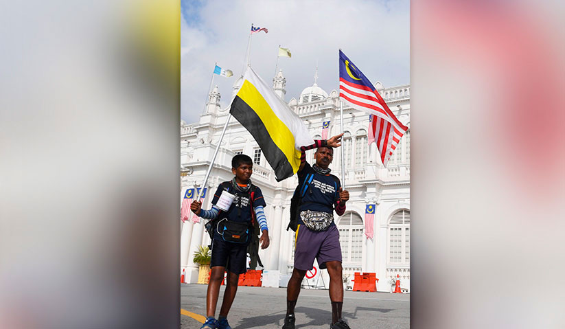Dua beranak ini meneruskan tradisi mencabar diri untuk berjalan kaki sejauh 1,400 kilometer dari Johor ke Perlis menerusi Ekspedisi Merdeka 'Sayangi Malaysiaku' sempena menyambut Bulan Kebangsaan dan Hari Malaysia. - BERNAMA