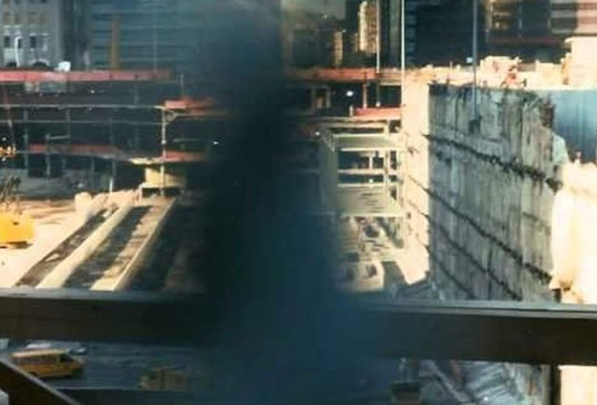 Salah satu imej entiti misteri yang bertebaran seperti debu berjaya dirakam oleh pengunjung tapak peringatan itu. 