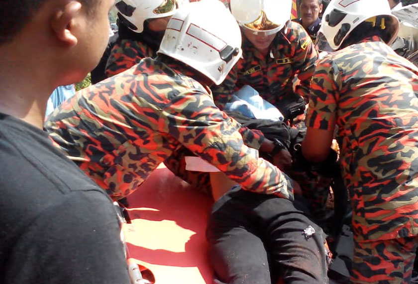 Anggota Bomba dan Penyelamat mengeluarkan mangsa kemalangan maut yang melibatkan sebuah bas ekpress dan Honda City di di Jalan Pekan-Rompin dekat Kampung Arung, di sini, petang tadi.